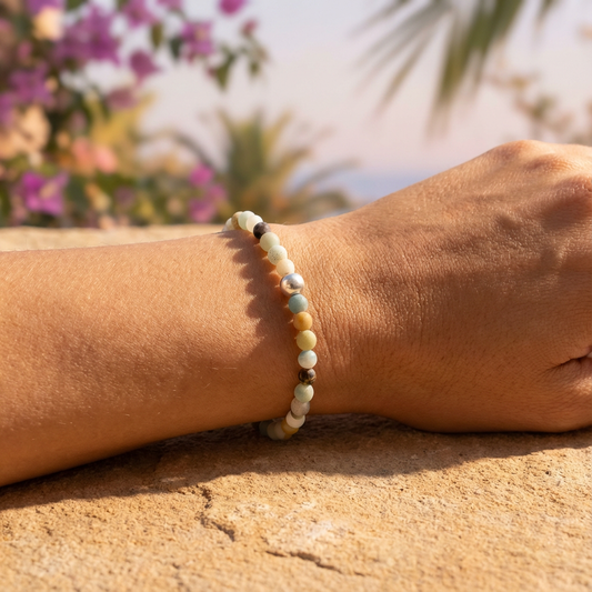 Model draagt handgemaakte amazoniet armband 4mm van Beaditude om de pols