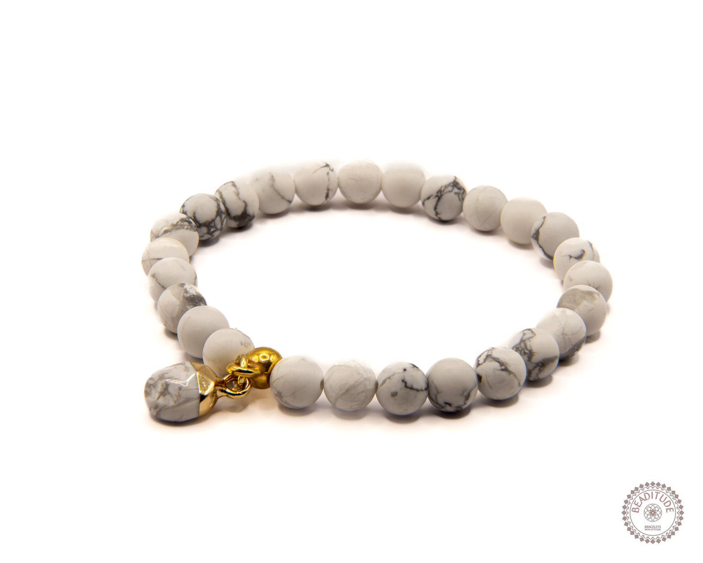 elastische edelsteen armband handgemaakt met 6mm howliet edelsteen kralen en bedel.