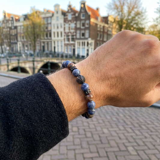 elastische edelsteen armband met zwarte rvs kraal en spacers, 8mm luipaard jaspis en matte sodaliet kraal