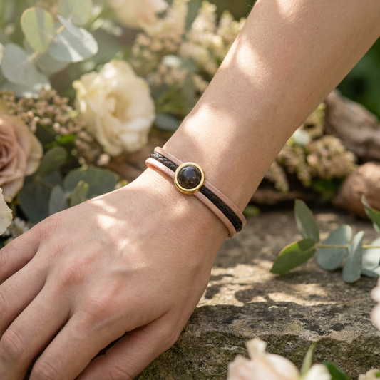 Leather&Stone edelsteen armband met leren bandjes en 12mm agaat cabochon en gouden magneetsluiting.