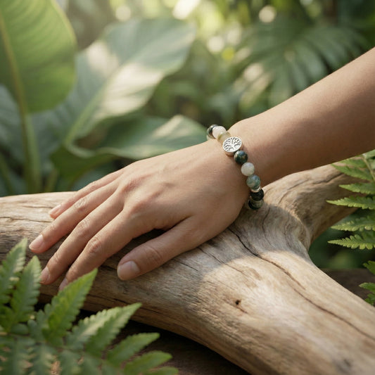 Elastische edelsteen armband met mos agaat en zilveren elementen en levensboom munt