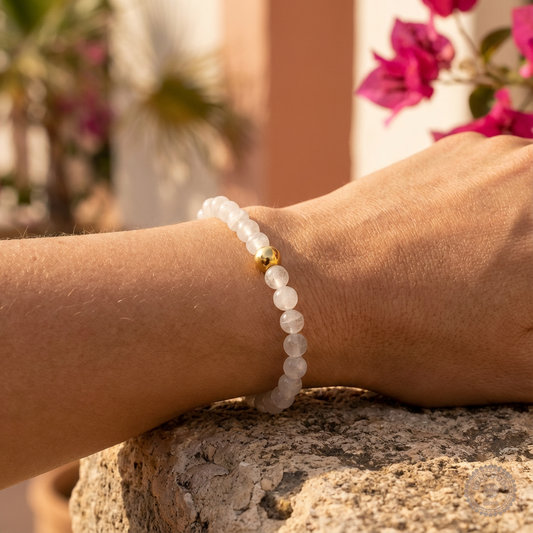 Model draagt handgemaakte maansteen armband 6mm van Beaditude om de pols