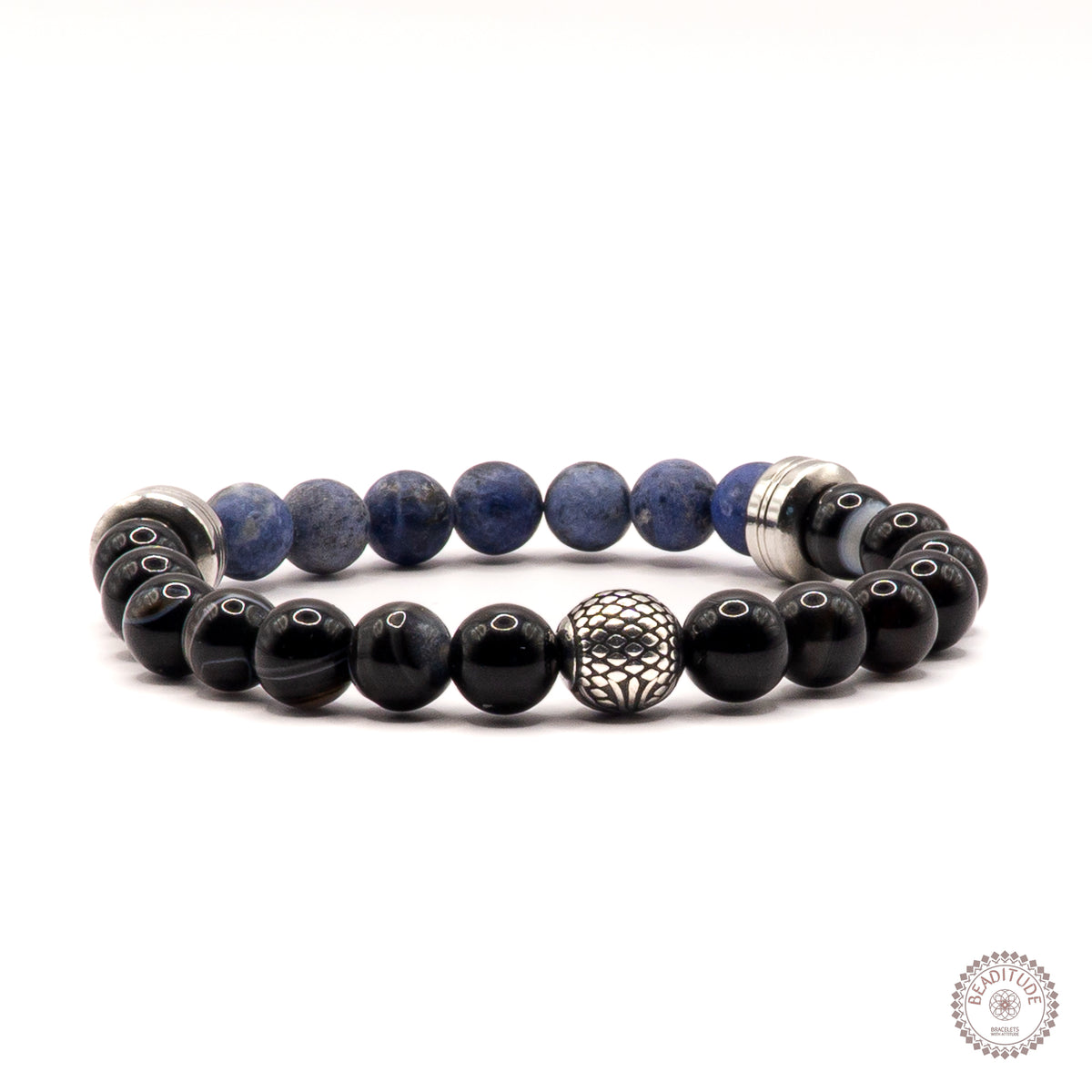 Elastische edelsteen armband met agaat en matte sodaliet kralen en rvs spacers en bewerkte kraal.