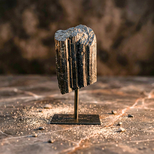 Zwarte toermalijn mineraal in natuurlijke vorm