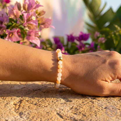 Model draagt handgemaakte aventurijn armband 6mm van Beaditude om de pols