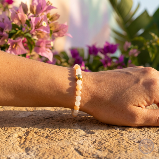 Model draagt handgemaakte aventurijn armband 6mm van Beaditude om de pols