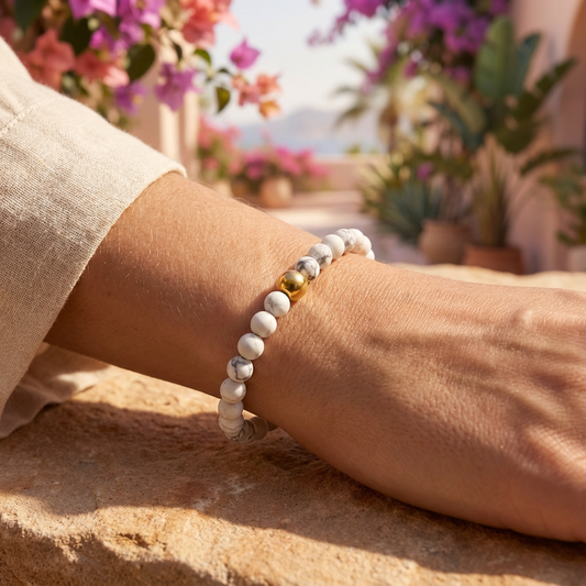 Model draagt handgemaakte howliet armband 6mm van Beaditude om de pols