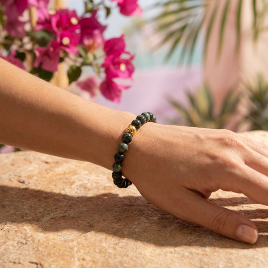 Model draagt handgemaakte kambaba jaspis armband 6mm van Beaditude om de pols