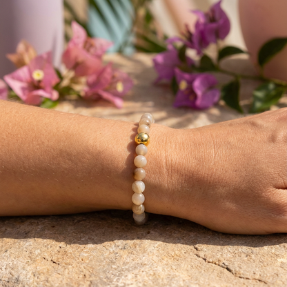 Model draagt handgemaakte agaat armband 6mm van Beaditude om de pols