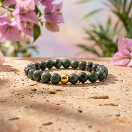 Model draagt handgemaakte Serpentijn armband 8mm van Beaditude om de pols