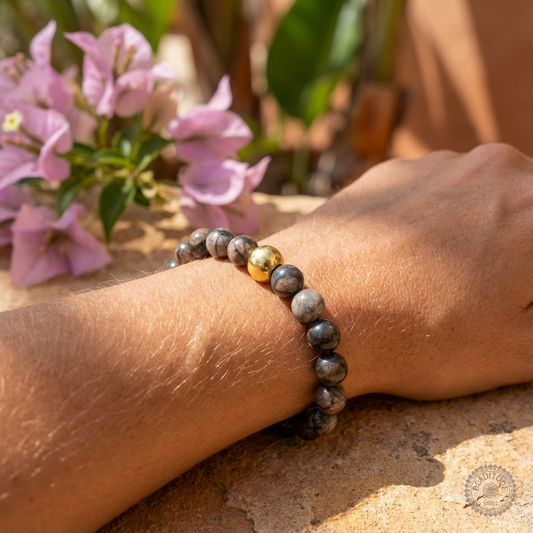 Model draagt handgemaakte glaucophaan armband 6mm van Beaditude om de pols