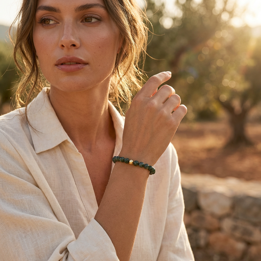 Model draagt handgemaakte serpentijn armband 8mm van Beaditude om de pols