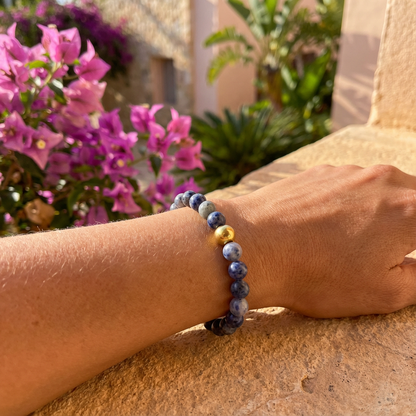Model draagt handgemaakte sodaliet armband 6mm van Beaditude om de pols