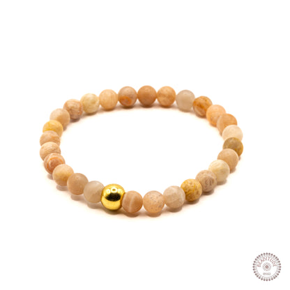 elastische edelsteen armband met 6mm matte zonnesteen kralen en gouden sierkraal