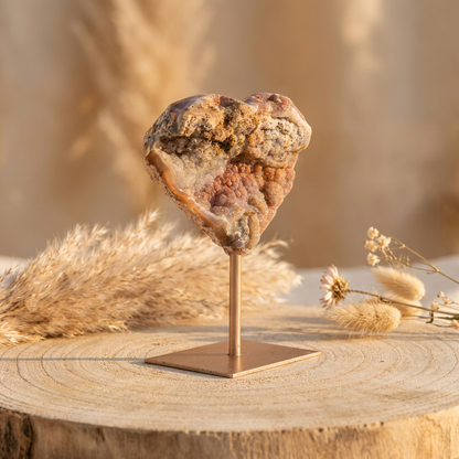Chalcedoon edelsteen hart op rosé standaard voor interieur decoratie