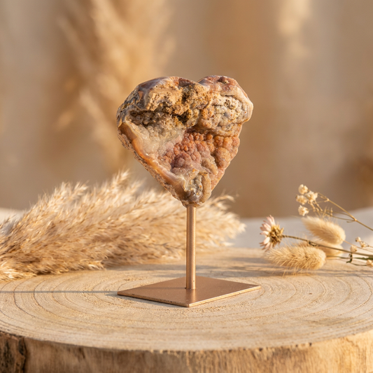 Chalcedoon edelsteen hart op rosé standaard voor interieur decoratie