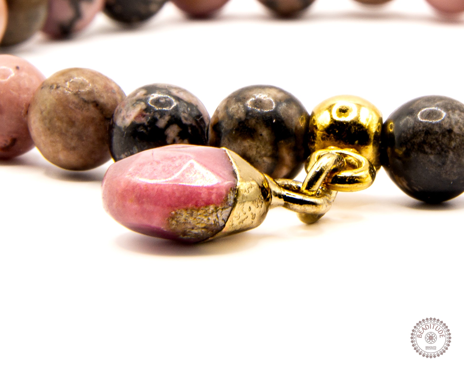 elastische natuurlijke edelsteen armband met 6mm rhodoniet kraal en bedel.