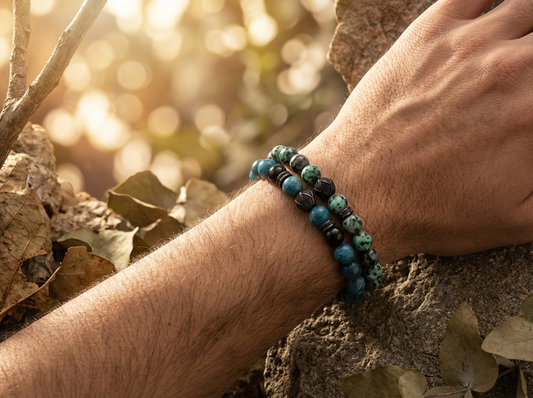 Elastische edelsteen armband met rvs spacers en zwarte sierkraal met 8mm sneeuwvlok obsidiaan en afrikaanse turkoois kralen