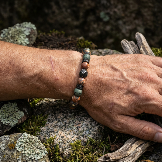 Elastische edelsteen armband met zwarte rvs onderdelen en 8mm luipaard jaspis en kambaba kralen