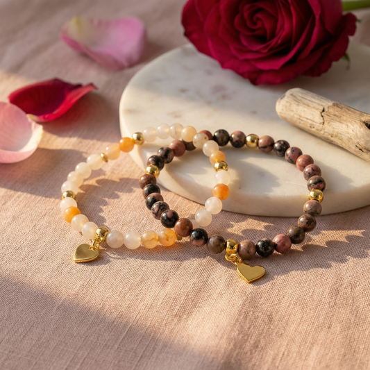 Elastische edelsteen armbanden met hartvormige bedel en de kralen aventurijn en rhodoniet.