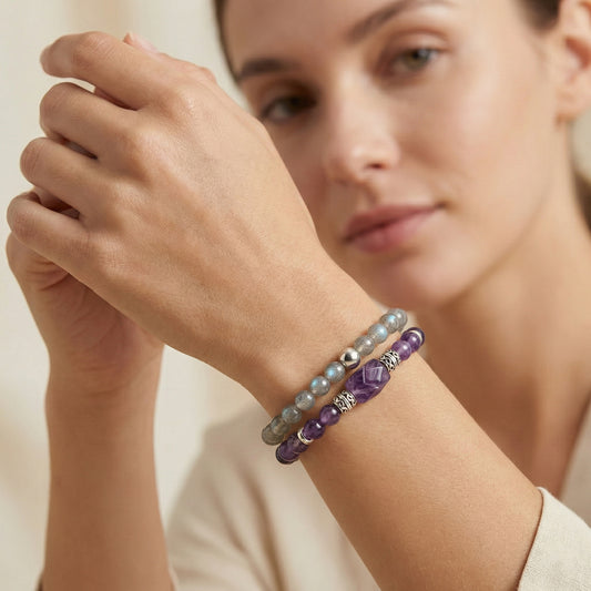 Elastische edelsteen armband met amethist kralen en dq zilveren elementen samen met de Bebasic labradoriet zilver