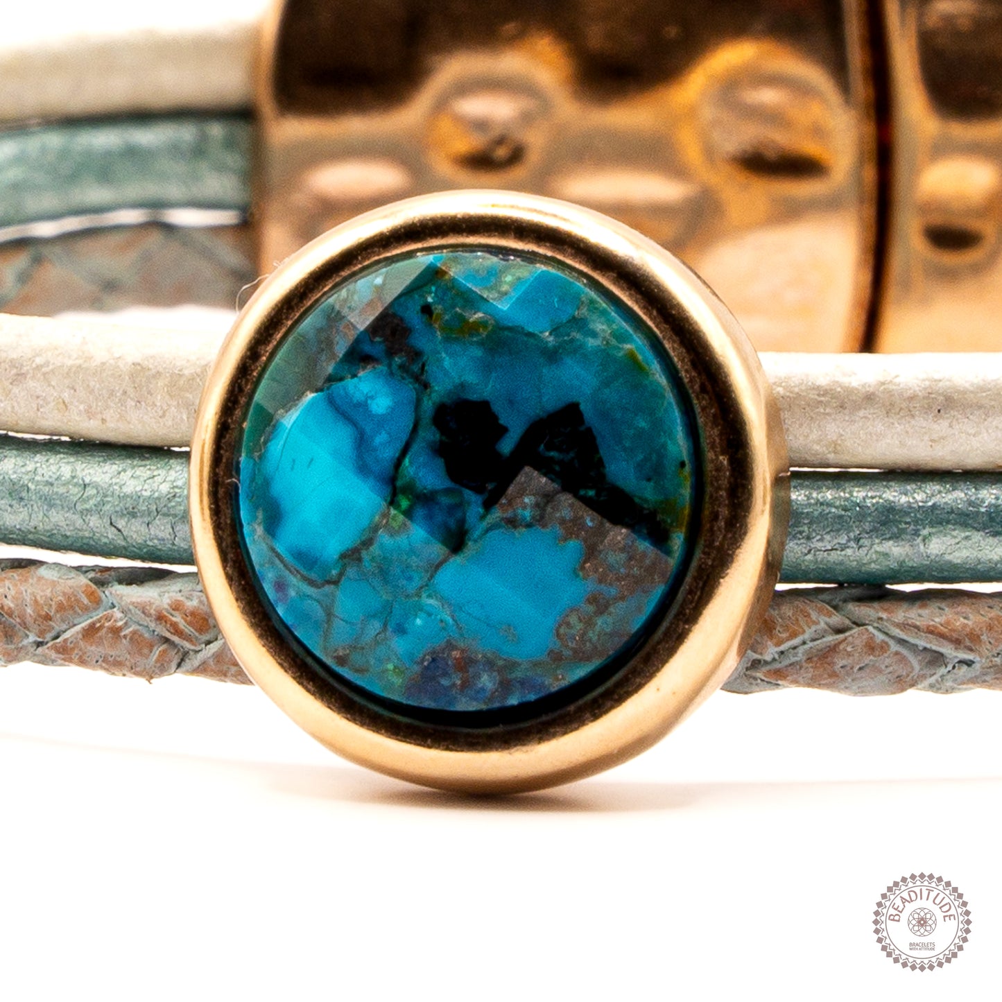 close up van een 12mm cabochon chrysocolla edelsteen