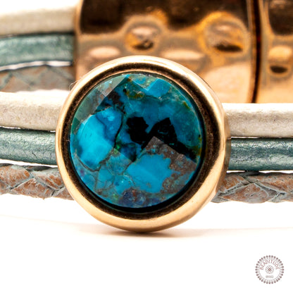 close up van een 12mm cabochon chrysocolla edelsteen