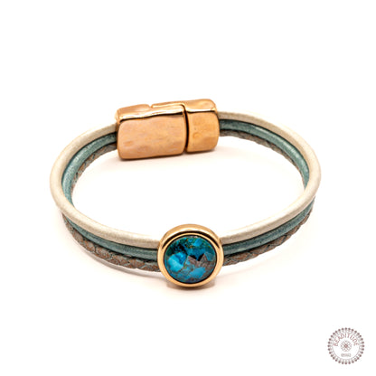 Leren edelsteen armband met 12mm Chrysocolla cabochon en magnetische sluiting.