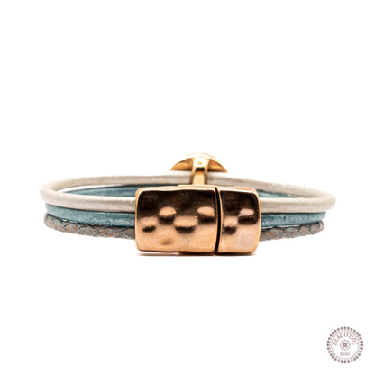 Close up magneetsluiting edelsteen armband met 12mm chrysocolla edelsteen.