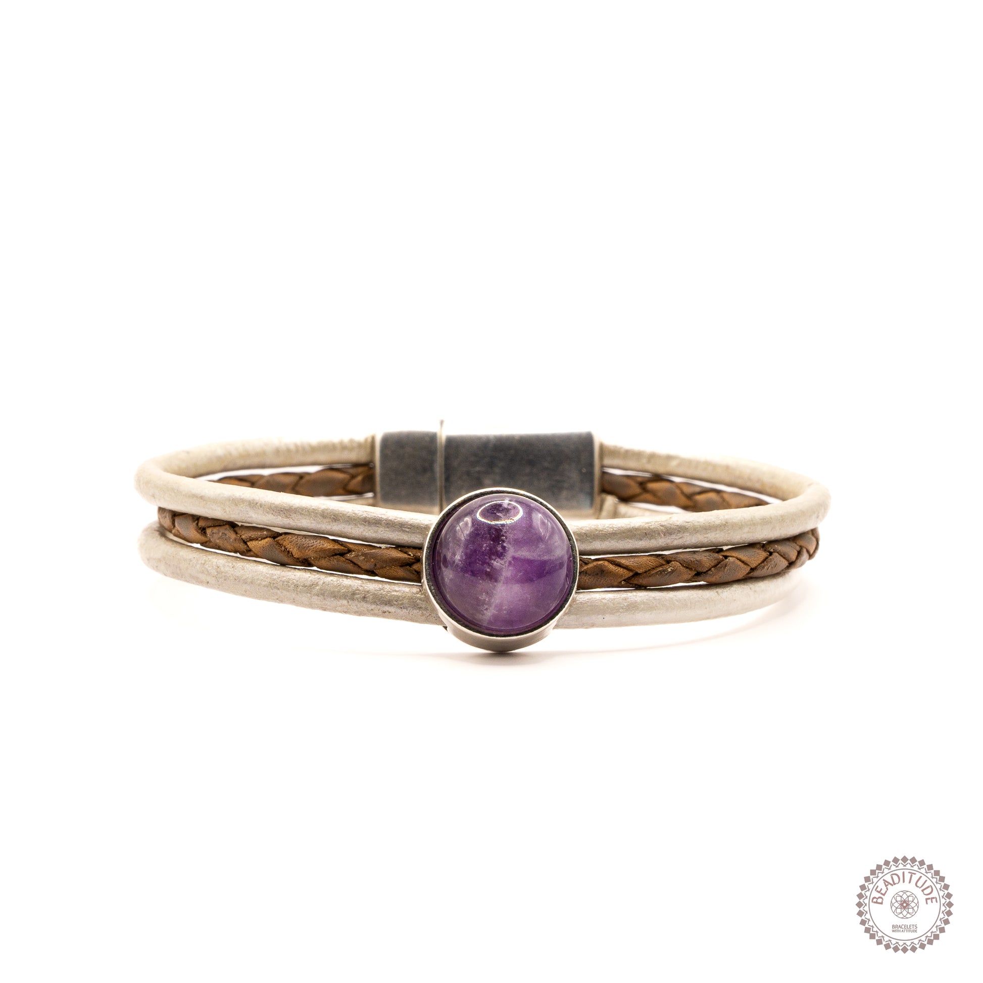 lederen edelsteen armband met 12mm amethist cabachon en zilveren magneetsluiting.