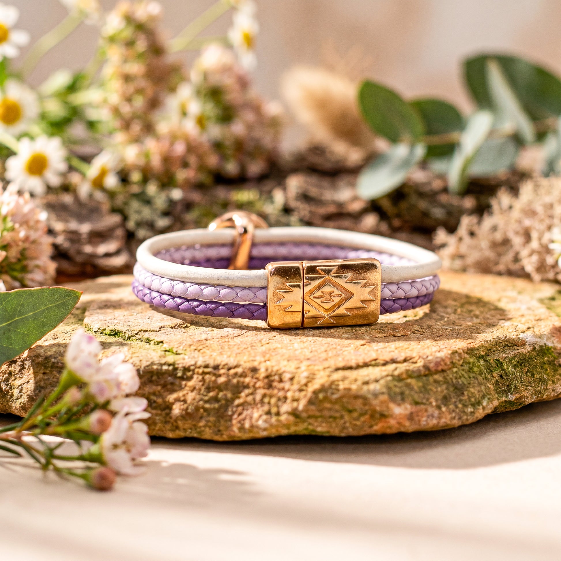 Leren edelsteen armband met 12mm amethist cabachon met magneet sluiting.