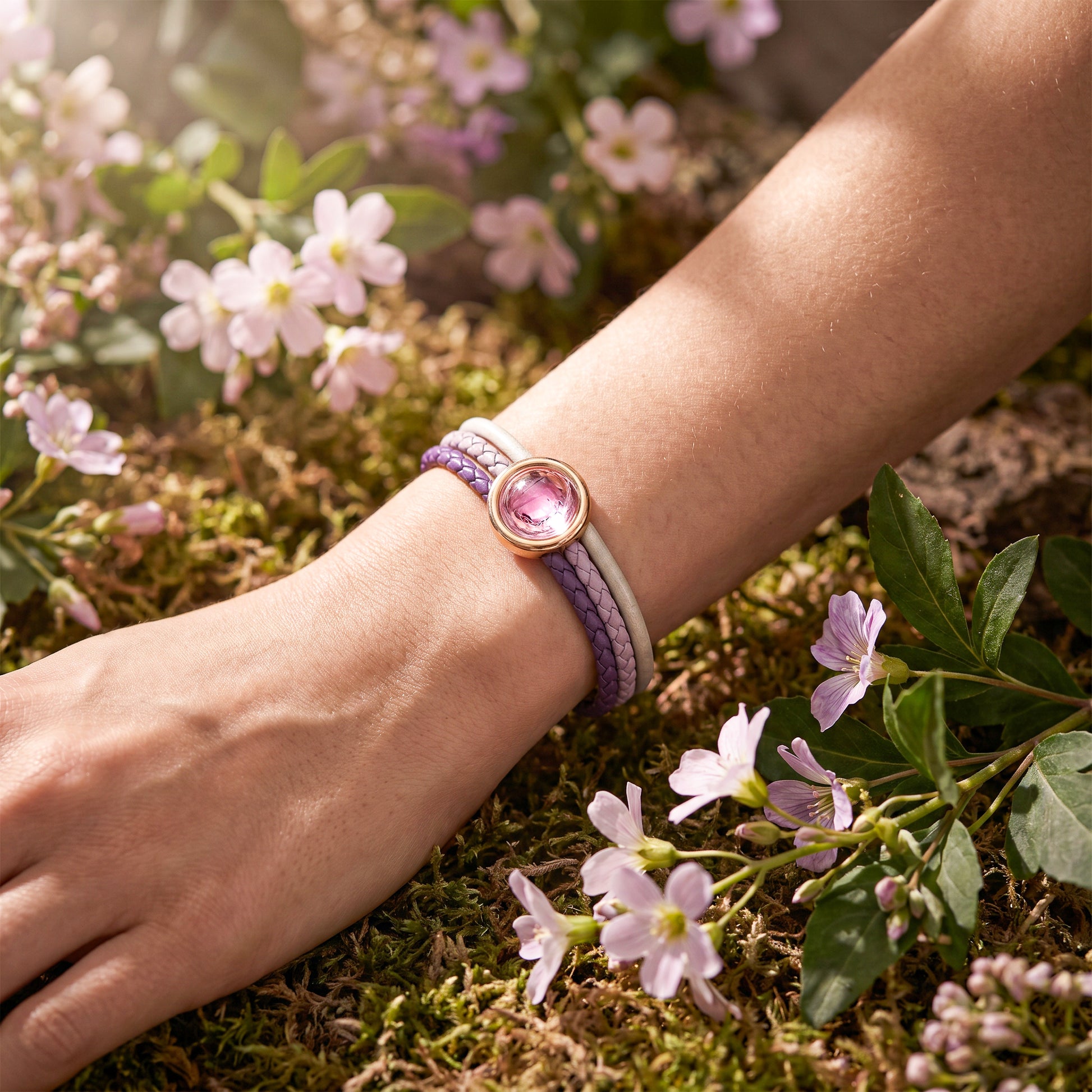 Leren armband met hoge kwaliteit amethist cabachon 12mm met magneet sluiting.