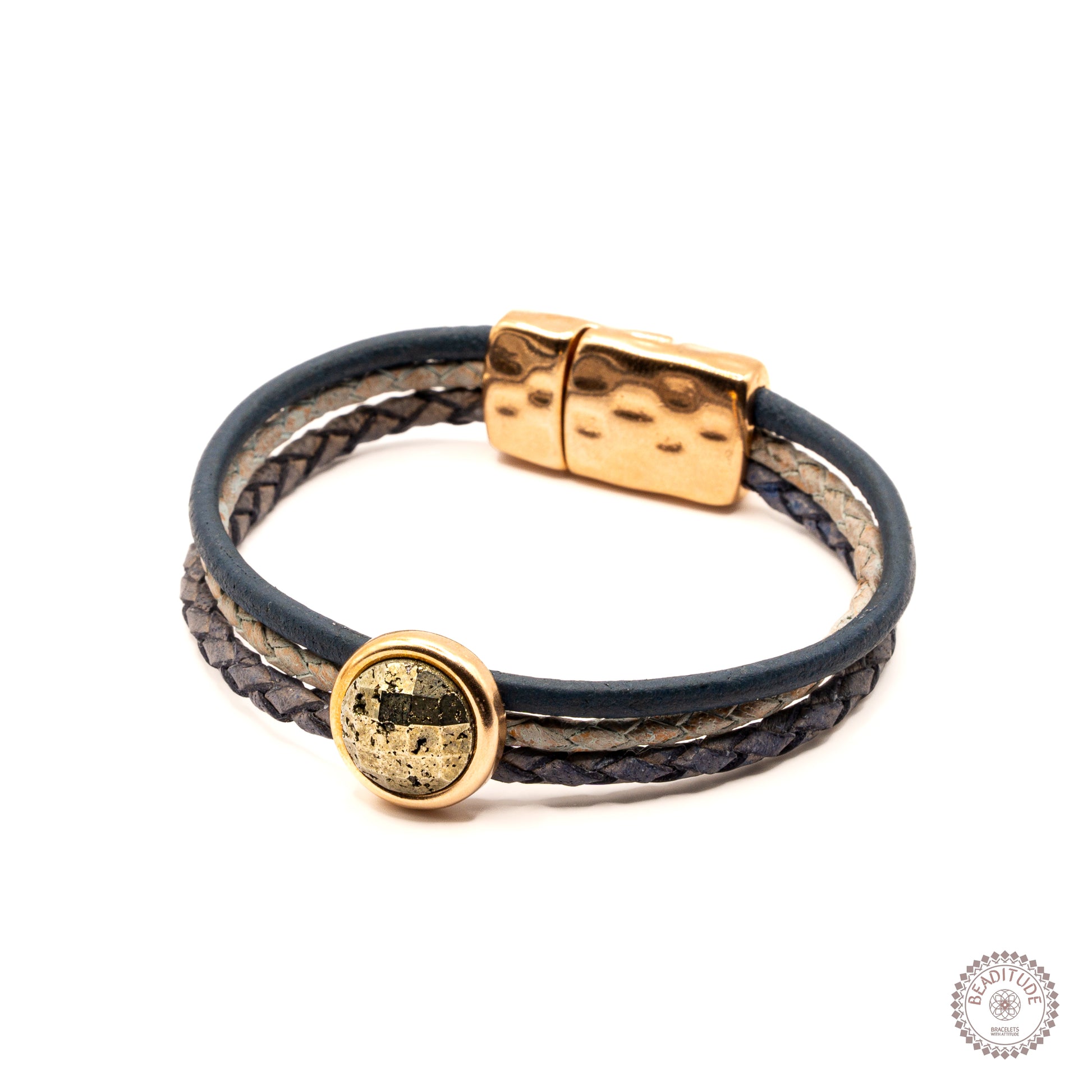 leren edelsteen armband met pyriet 12mm cabochon en gouden magneetsluiting.