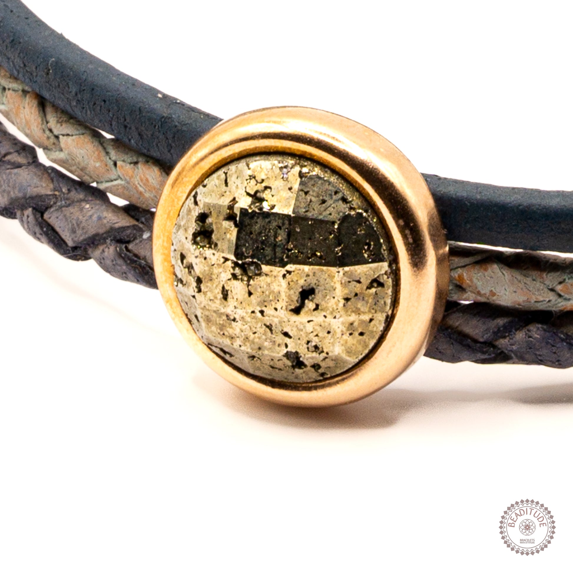 Close up van 12mm pyriet cabochon.