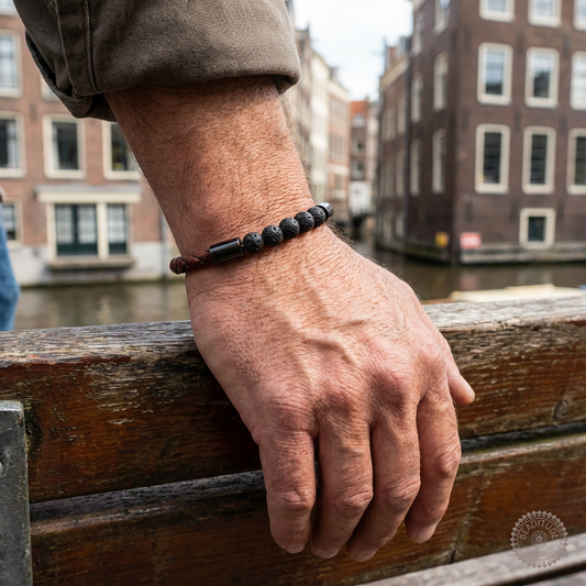 Leren edelsteen armband van rood leer met zwarte lava steen edelsteen kraal van 8mm met zwarte sluiting