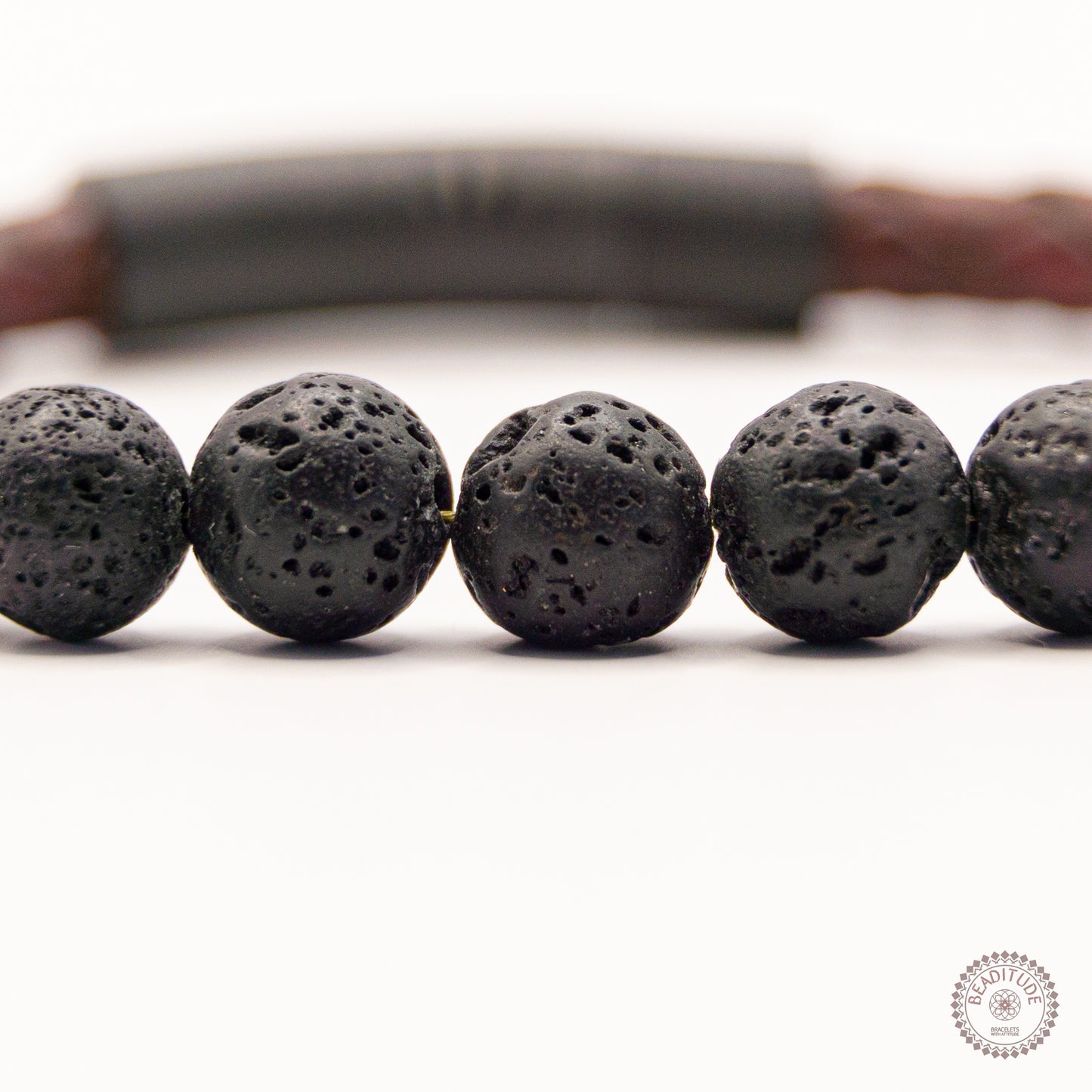 Leren edelsteen armband van rood leer met zwarte lava steen edelsteen kraal van 8mm met zwarte sluiting