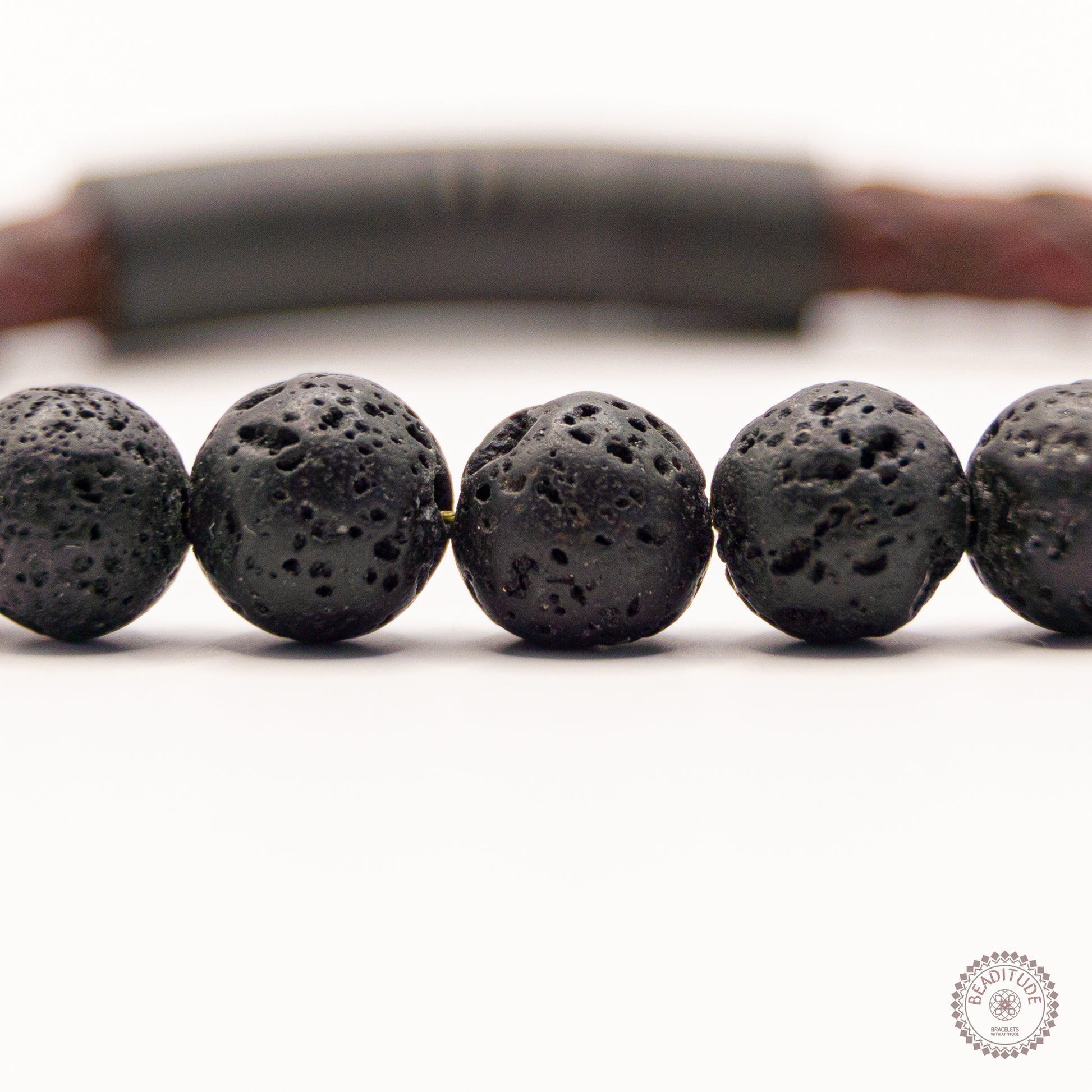 Leren edelsteen armband van rood leer met zwarte lava steen edelsteen kraal van 8mm met zwarte sluiting