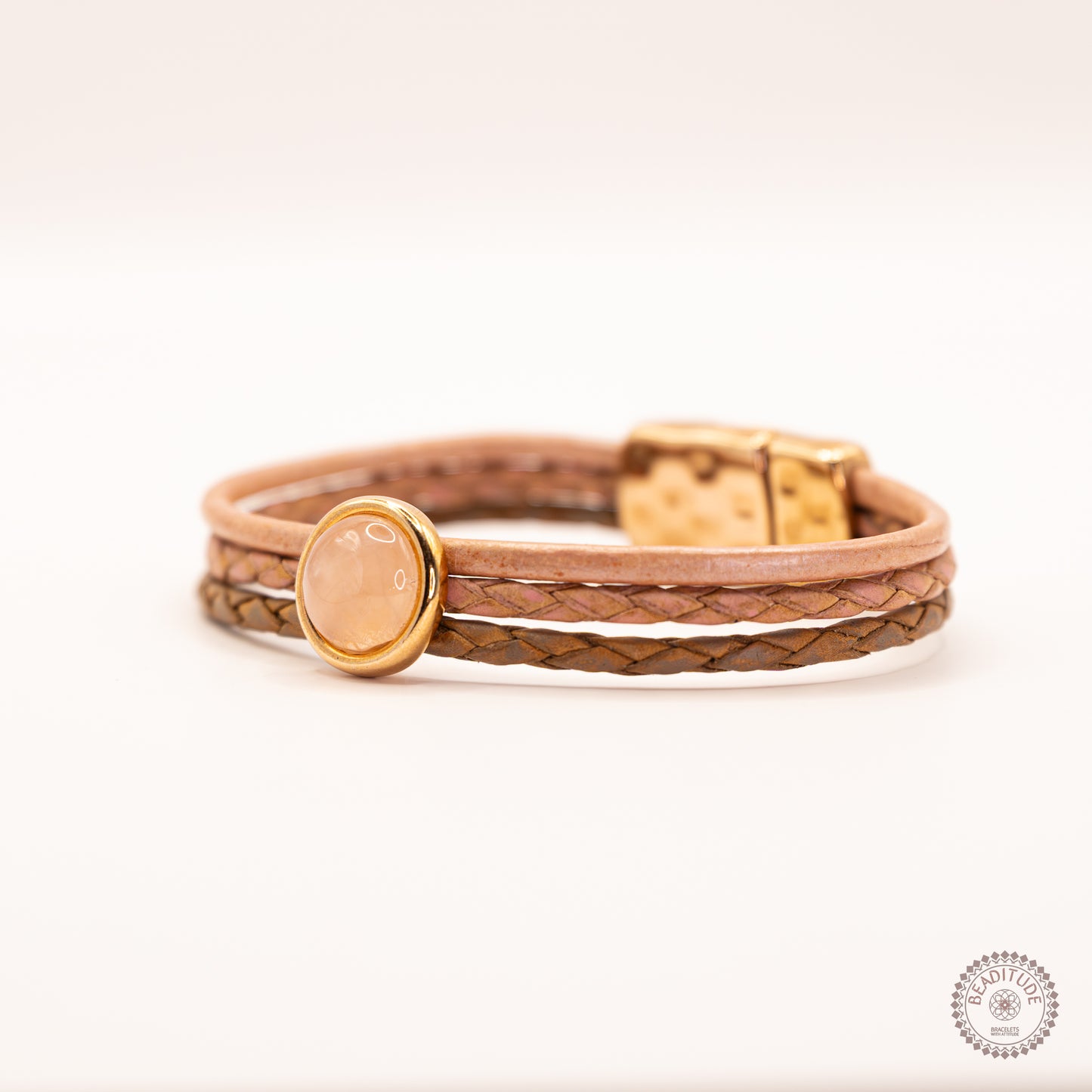 Leren armband met gouden magneetsluiting en edelsteen rozenkwarts cabachon 12mm
