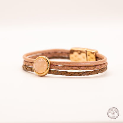 Leren armband met gouden magneetsluiting en edelsteen rozenkwarts cabachon 12mm