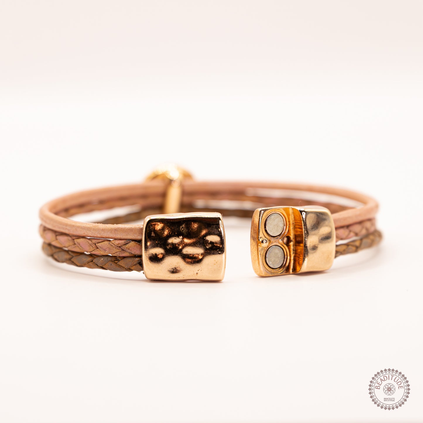 Ingezoomde sluiting van de leather & Stone rozenkwarts armband.