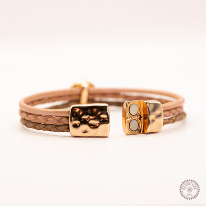 Ingezoomde sluiting van de leather & Stone rozenkwarts armband.