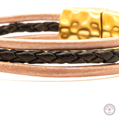 Leather&Stone edelsteen armband met leren bandjes en 12mm agaat cabochon en gouden magneetsluiting.