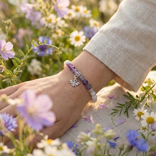 Elastische edelsteen armband met agaat en amethist kralen en rvs onderdelen met bijen bedel.