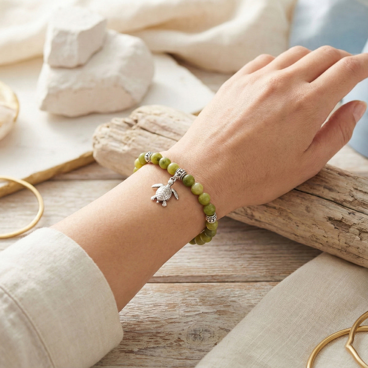 elastische edelsteen armband met rvs onderdelen en schildpad bedel en groene jade kralen