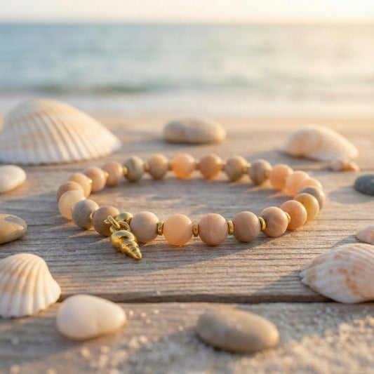 Elastische edelsteen armband met gouden spacers en schelpjes kraal en zonnesteen kralen