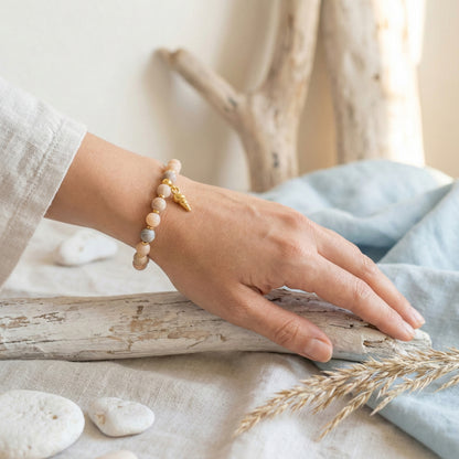 Elastische edelsteen armband met gouden spacers en schelpjes kraal en zonnesteen kralen