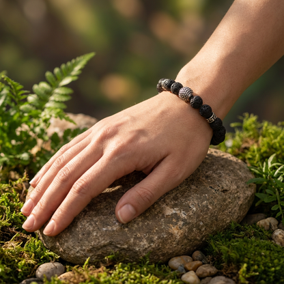 Elastische edelsteen armband met rvs spacers en rvs kraal met lavasteen