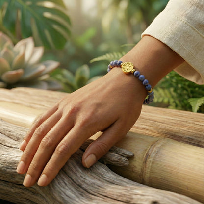 Elastische Edelsteen armband met Sodaliet kralen en gouden elementen en   levensboom