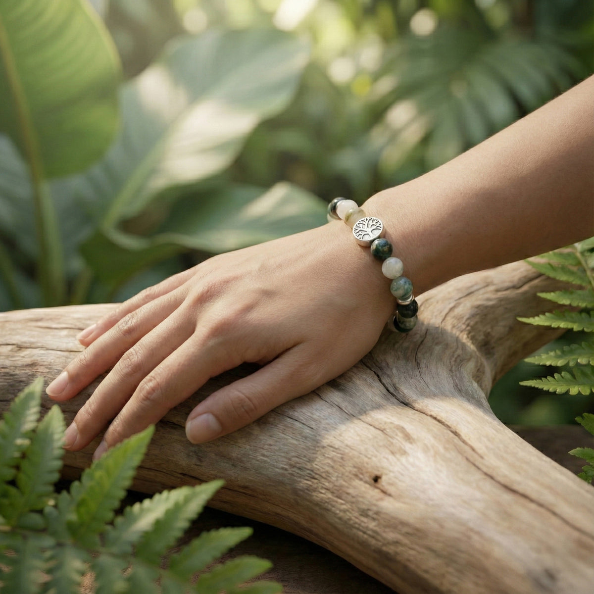Elastische edelsteen armband met mos agaat en zilveren elementen en levensboom munt