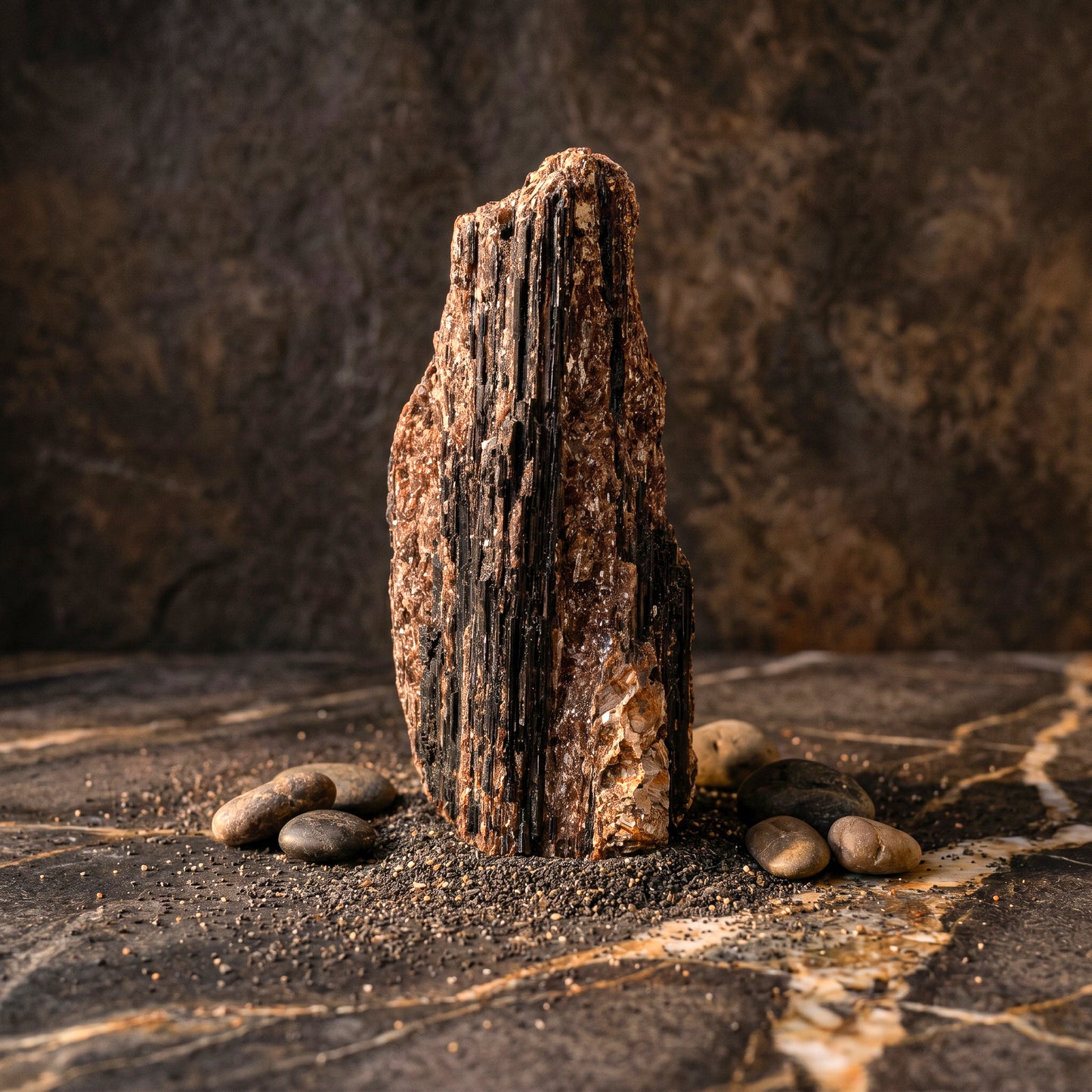 Natuurlijke zeldzame edelsteen sculptuur van zwarte toermalijn met mica overgroeiingen